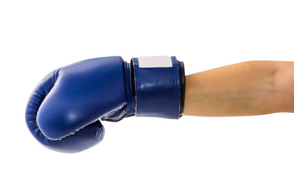 Gros plan sur la manchette velcro d’un gant de boxe avec coutures propres