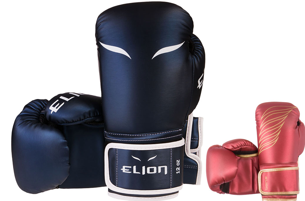Comparaison de deux paires de gants de boxe posées côte à côte